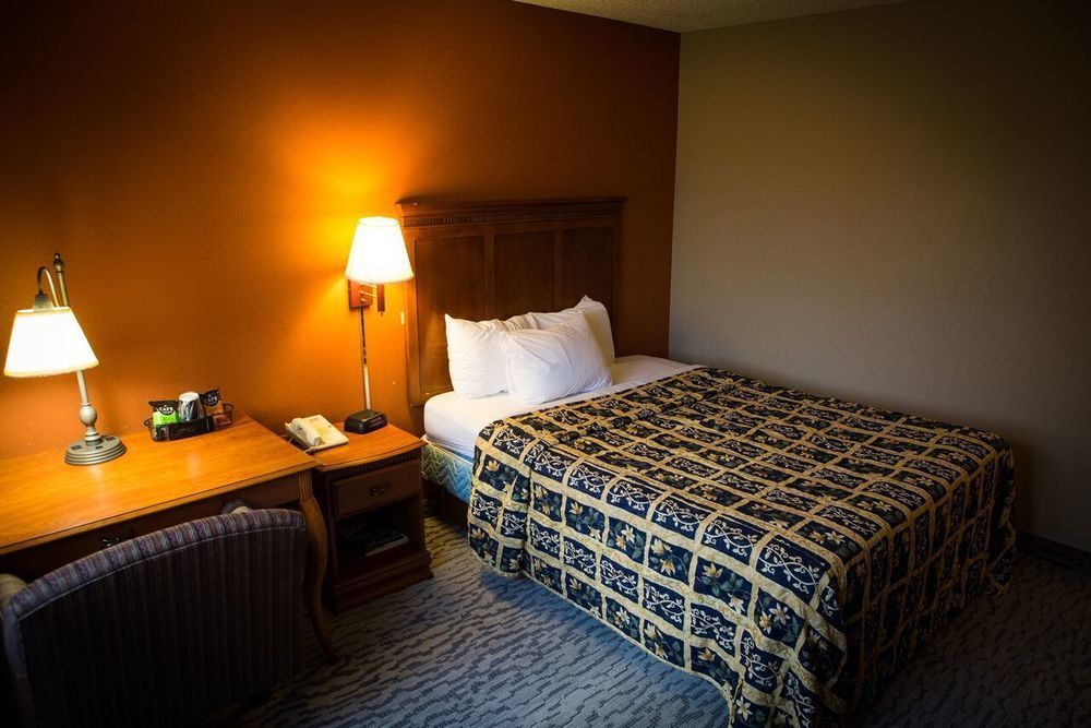 Regency Inn & Suites Anoka Exteriör bild